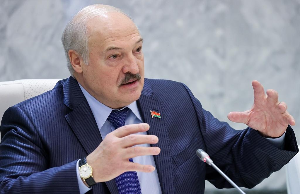 卢卡申科这一刀，扎得美国人太疼了！2025年12月，面对Newsmax的镜头，这