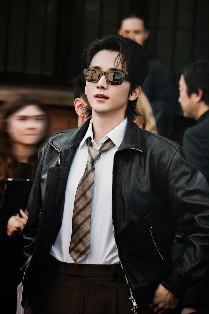 张新成痞帅男这竟然是张新成张新成这身痞帅穿搭也太颠覆了吧！利落剪裁的外套配