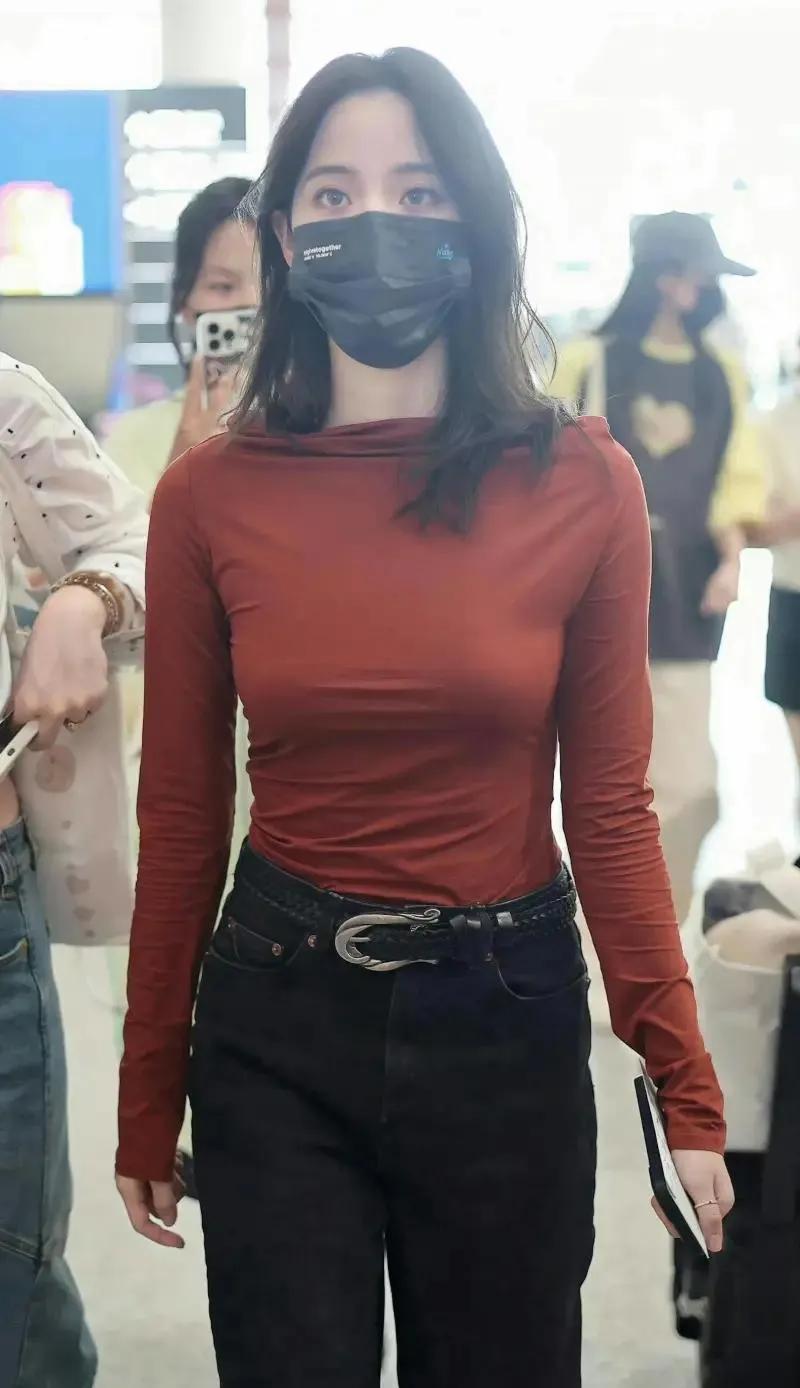 欧阳娜娜这曲线也太绝了！紧身衣+牛仔裤，前凸后翘直接鲨疯！欧阳娜娜颜值女