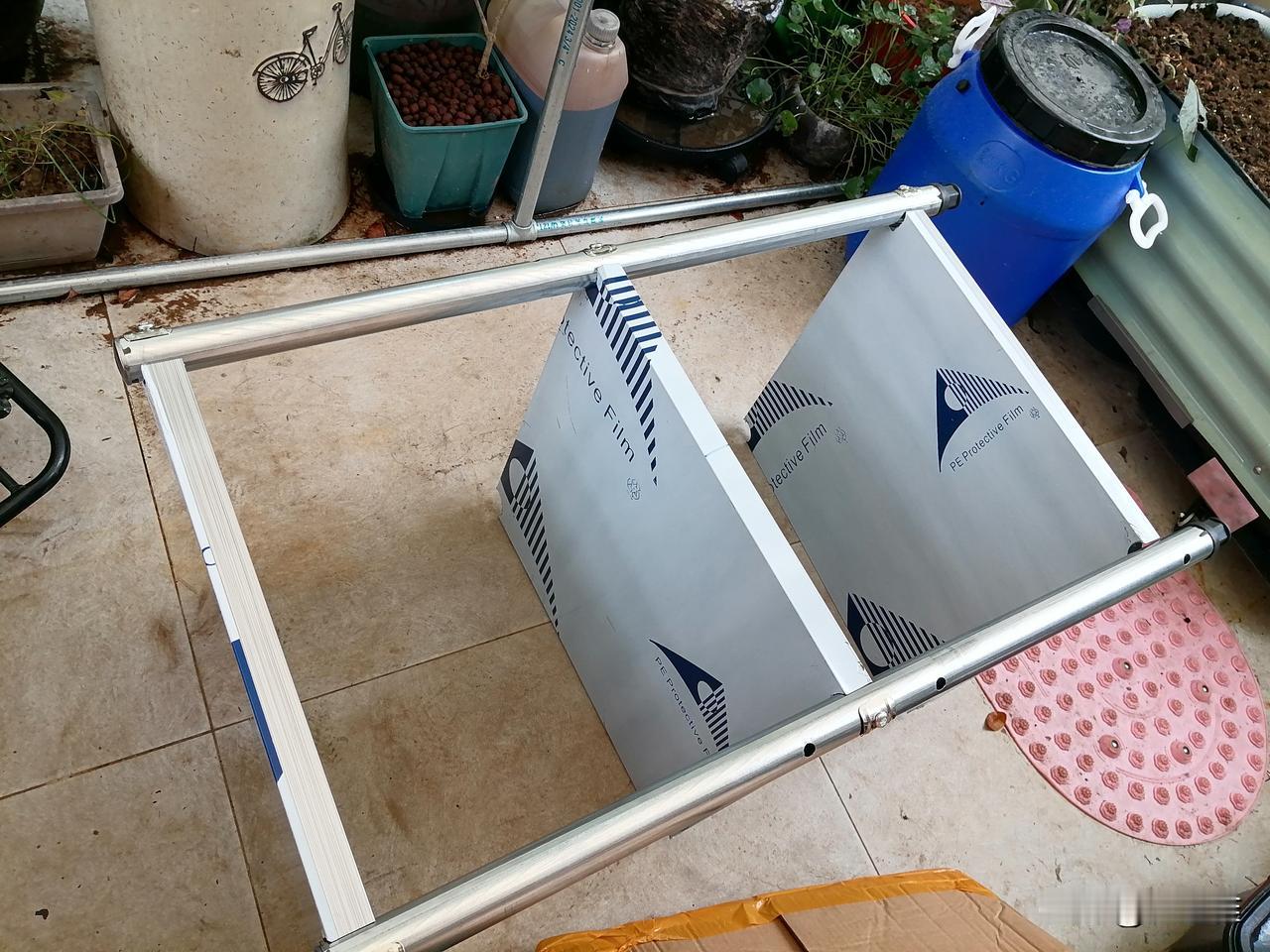 上午我又组油装了一个小置物架，放在厨房灶台面下，洗衣机旁边，主要放些米面粮油的，