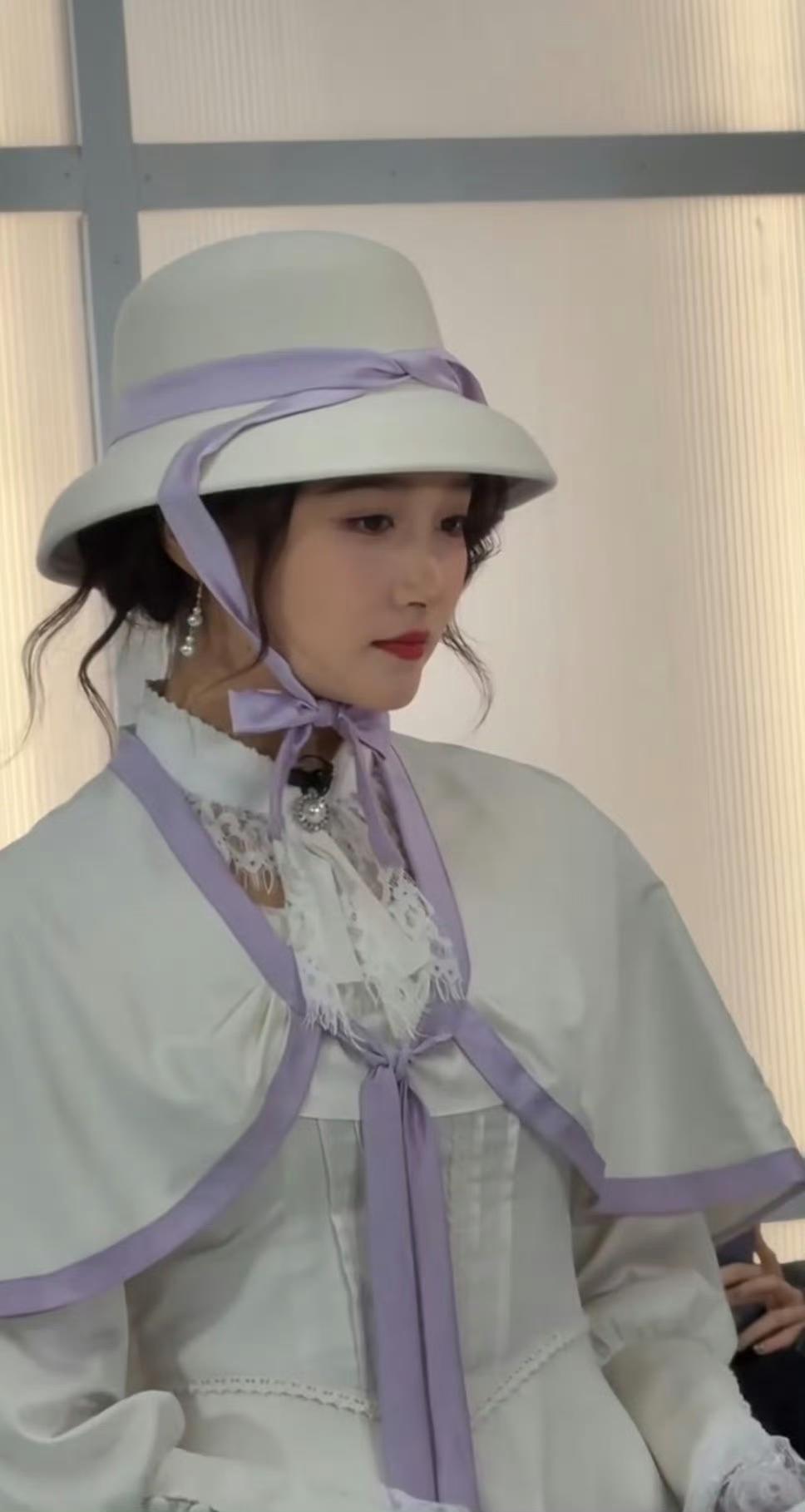 救命！关晓彤这波复刻直接把“十三姨”从经典里拽出来了！柳叶眉+复古旗袍一上身，氛