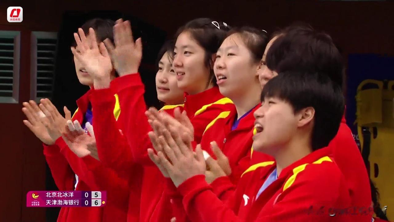 天津女排年轻球员全部无缘首发揭幕战，23-25先输一局。23岁的刘美君和刘鑫担任