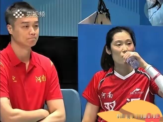 今晚苏豫女排那战，河南队的焦帅是真让人刮目相看。你猜怎么着？前两局落后的时