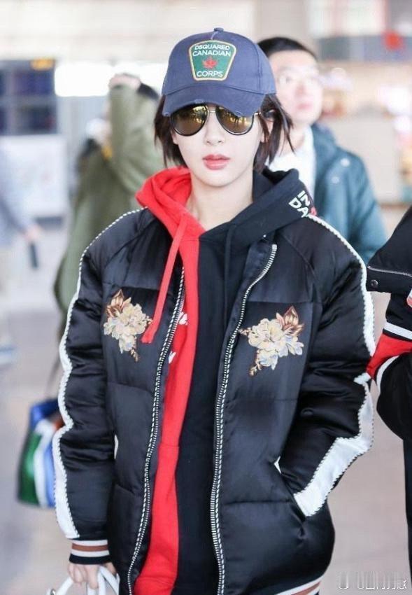杨紫的机场私服越来越会穿了！黑色短羽绒服叠穿拼色卫衣，又减龄又显高级，时髦感直接