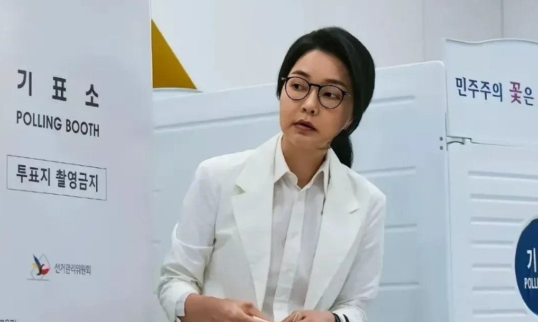 金文洙失败后，金建希哭了。此前，金建希夫妇把所有希望都寄托在了金文洙身上。希望金