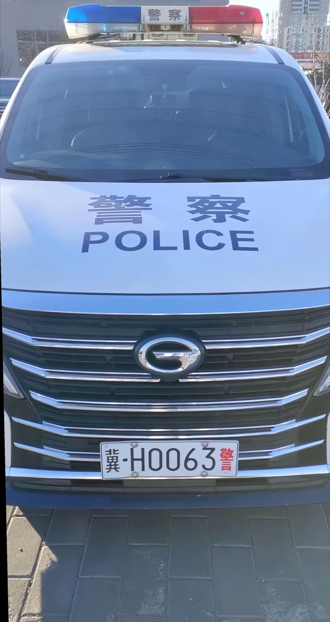 河北省的警车进京了，共和国的金色盾牌，对党忠诚，人民警察为人民
