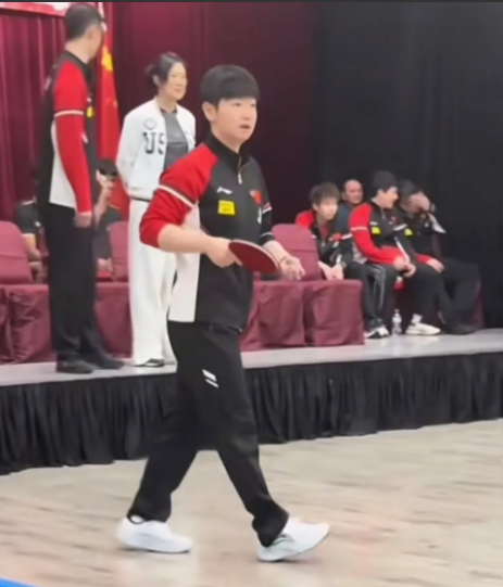 孙颖莎又有新动向了！比赛接近尾声，国乒一行人参加了中国旧金山领事馆和当地华人