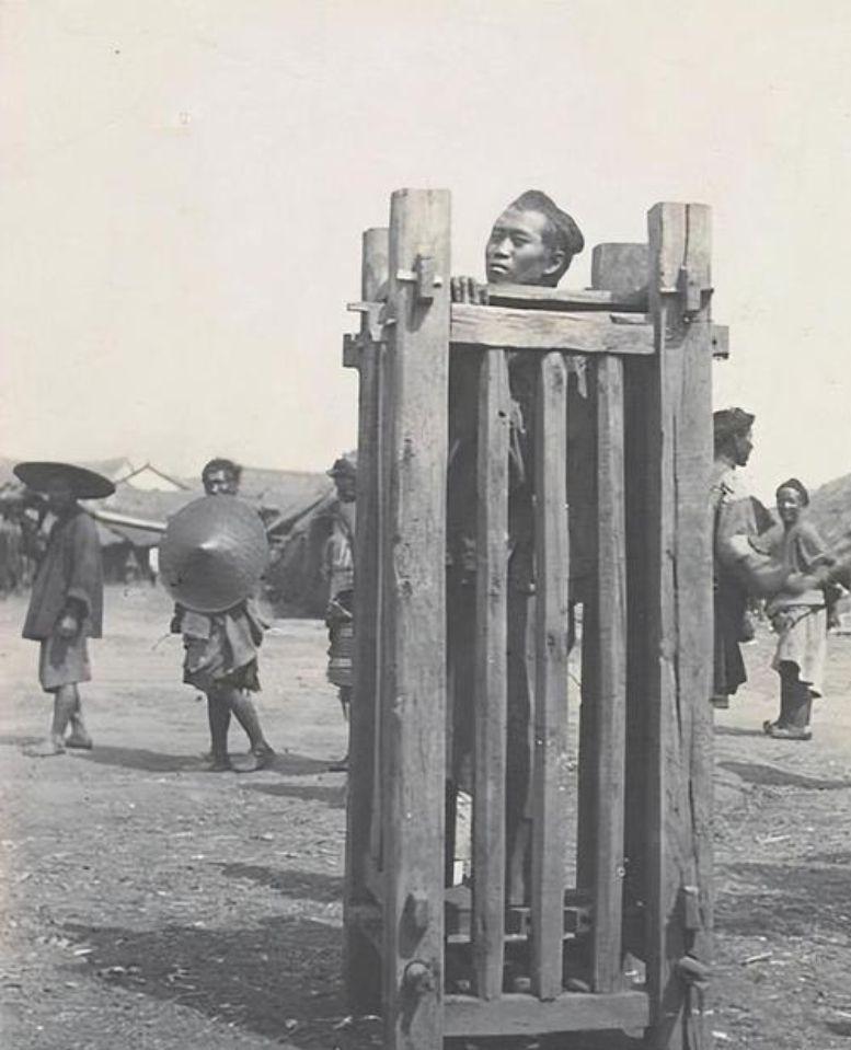 清朝干啥啥不行，霍霍人最有本事！这是一种残酷刑具--站笼，通常犯人在笼里踮