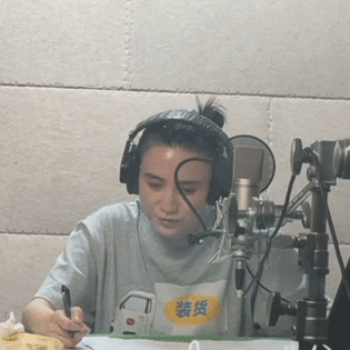 宋佳衣服上的字装货宋佳衣服装货宋佳衣服上的字装货​，笑死我了​​​