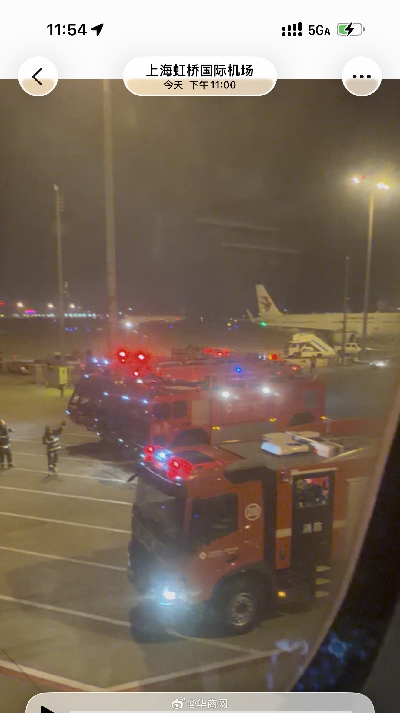 【#乘客反映北京飞上海一航班着火#】3月22日晚，有乘客在社交媒体晒出东航MU5