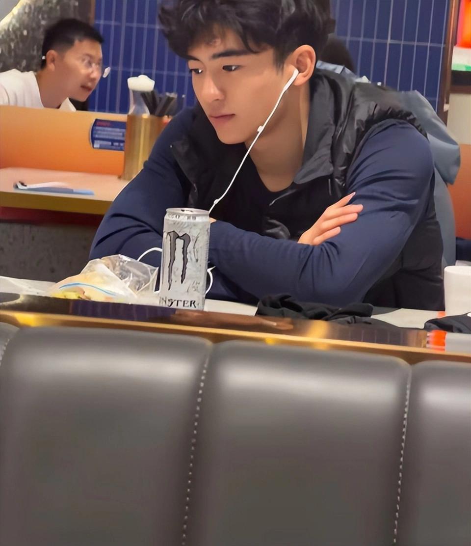 谢霆锋张柏芝大儿子Lucas深圳餐厅被偶遇！15岁少年一身休闲装，戴着有线耳机安