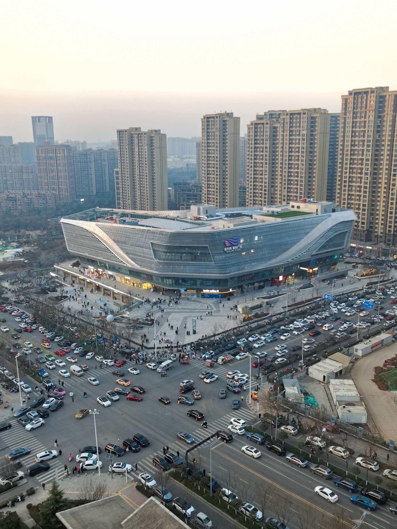 快20年了，西安航天基地终于有了一个像样的商场。刚开业，人确实是太多了！！