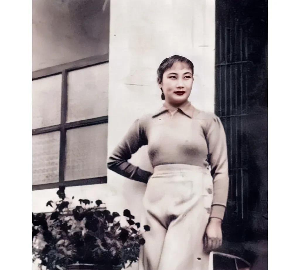 1933年25岁的胡蝶在上海的珍贵留影。这张有一种宜室宜家的感觉