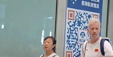 海宁走的时候甩下的那句“战术执行稀烂”，直接把中国男排最后一块遮羞布给扯了下来。很多人还在骂外教甩锅