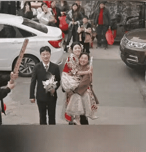婆婆的表现太强悍了！在儿子结婚的大喜日子里，迎亲队伍刚把新娘接来，婆婆就迫不及待