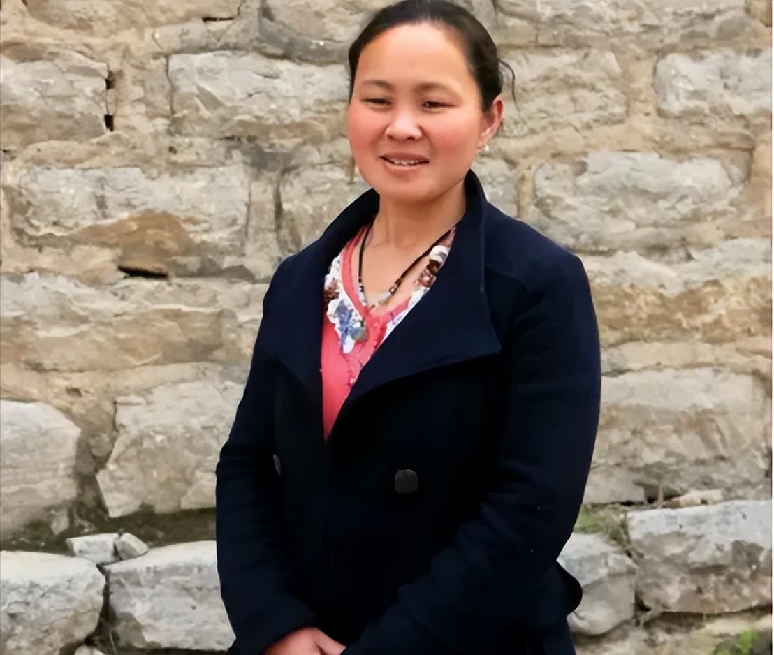 1994年，18岁的女孩被人贩子卖给老汉为妻，付钱时，人贩子却要多收100块。