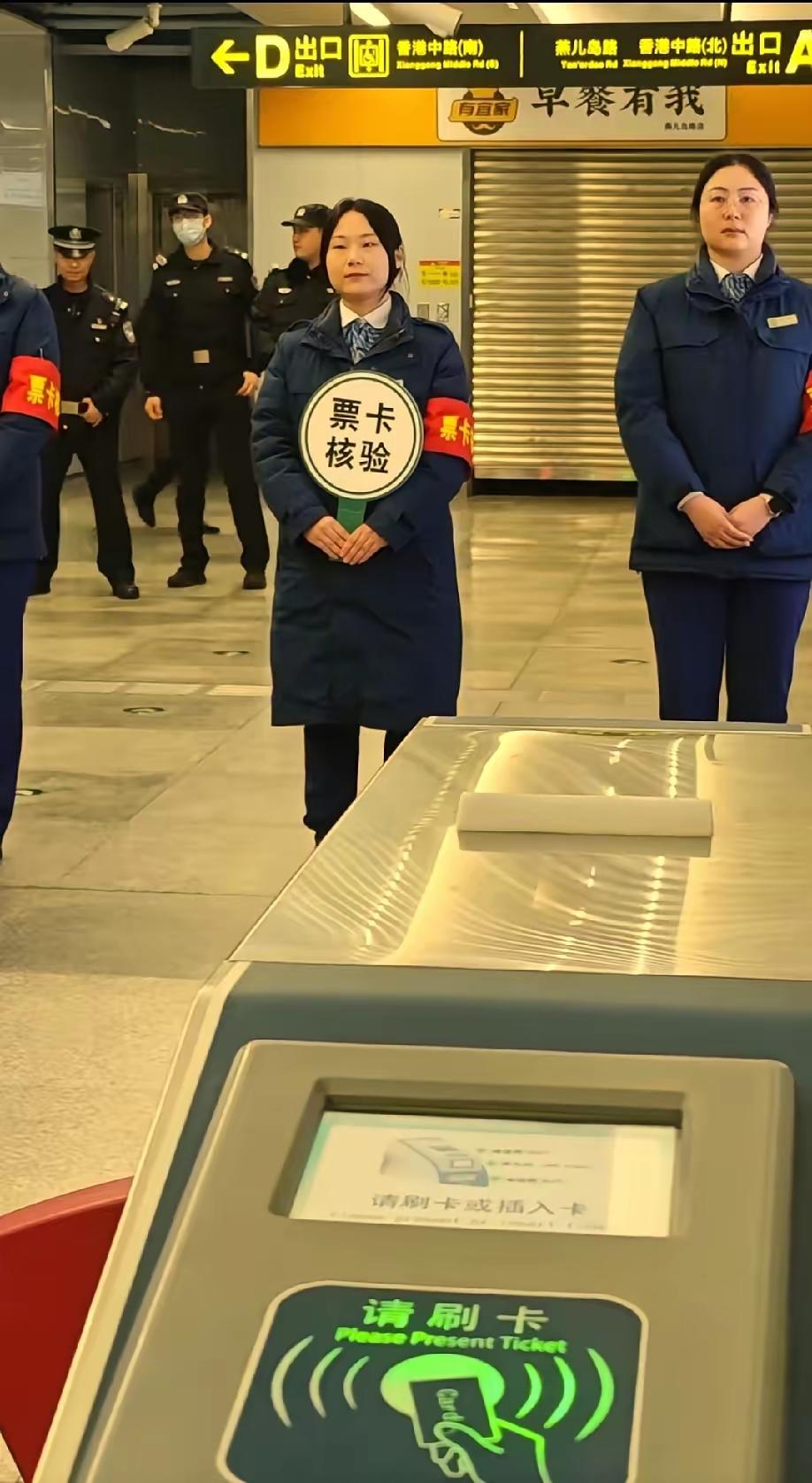 王铎：青岛地铁核验票卡，让人想到了什么？1.青岛地铁正规化、规范化的正式体现。