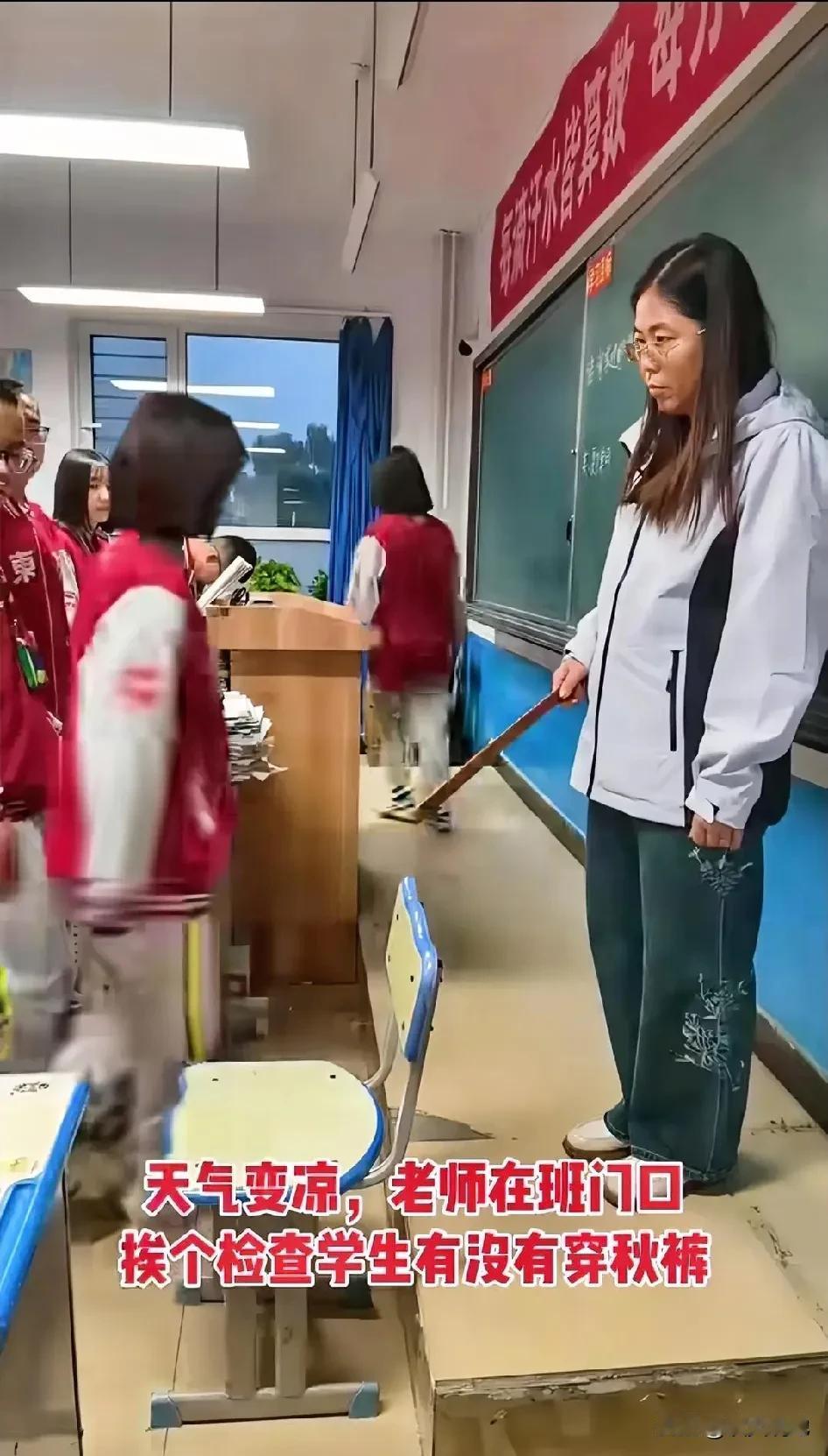 吉林长春一男孩去上学，可一走一教室门口，就被老师拦住了，男孩以为老师要检查作业，
