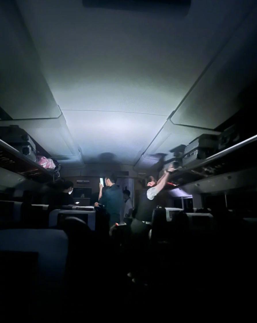 【广东部分高铁晚点系因停电！沿线彩钢瓦棚顶等被吹至接触网】3月29日，南广高铁、