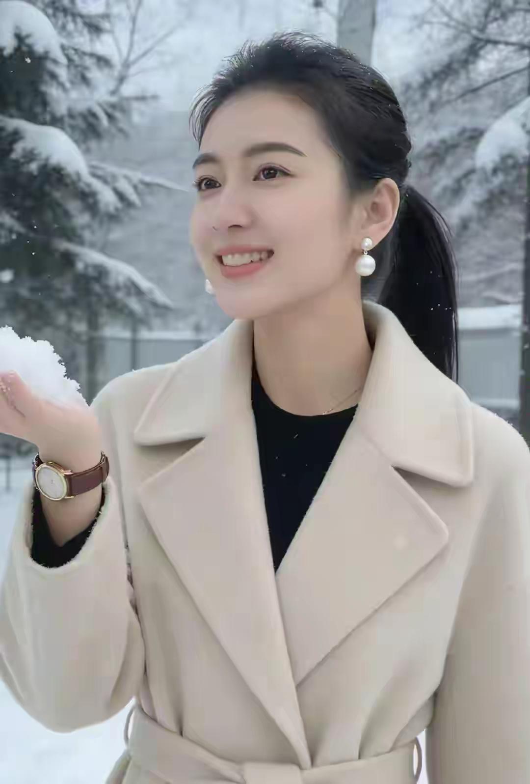 冬日暖阳下的雪景，温柔微笑的她，仿佛置身童话世界。🌨️💕