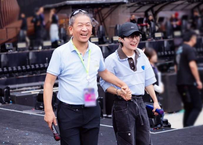 论周深鸟巢演唱会的含金量有多高！鸟巢连开三天，这三天真是进行了三天的爱国主义教育！25号限定曲《但愿