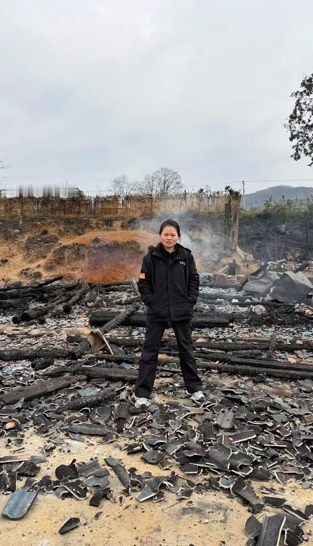 这心态绝了！湖南怀化，女子突然接到电话，得知在农村的父母房子起火了，等她赶到时，