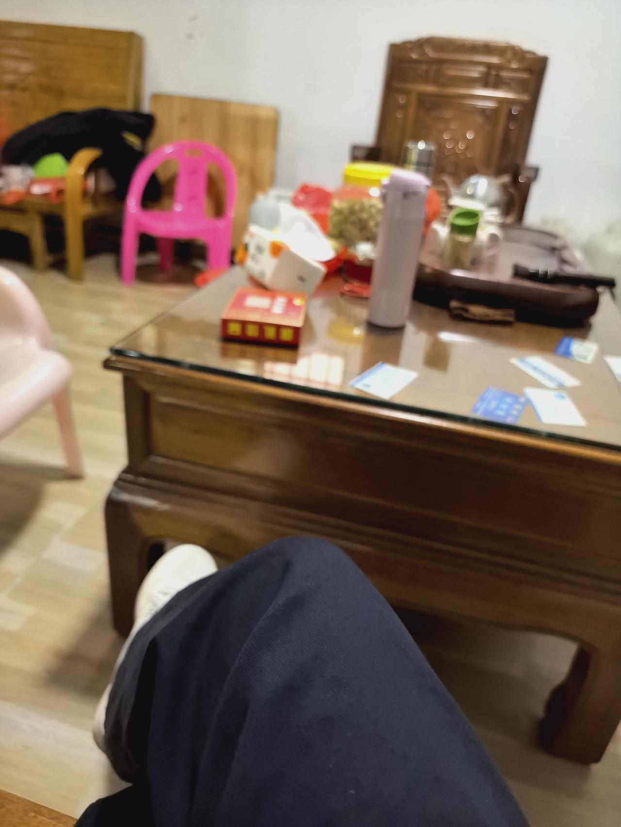 早上在去厂里的车上婆婆说早餐就吃包子，我和老公都沉默不语。过了一会儿，婆婆问帅