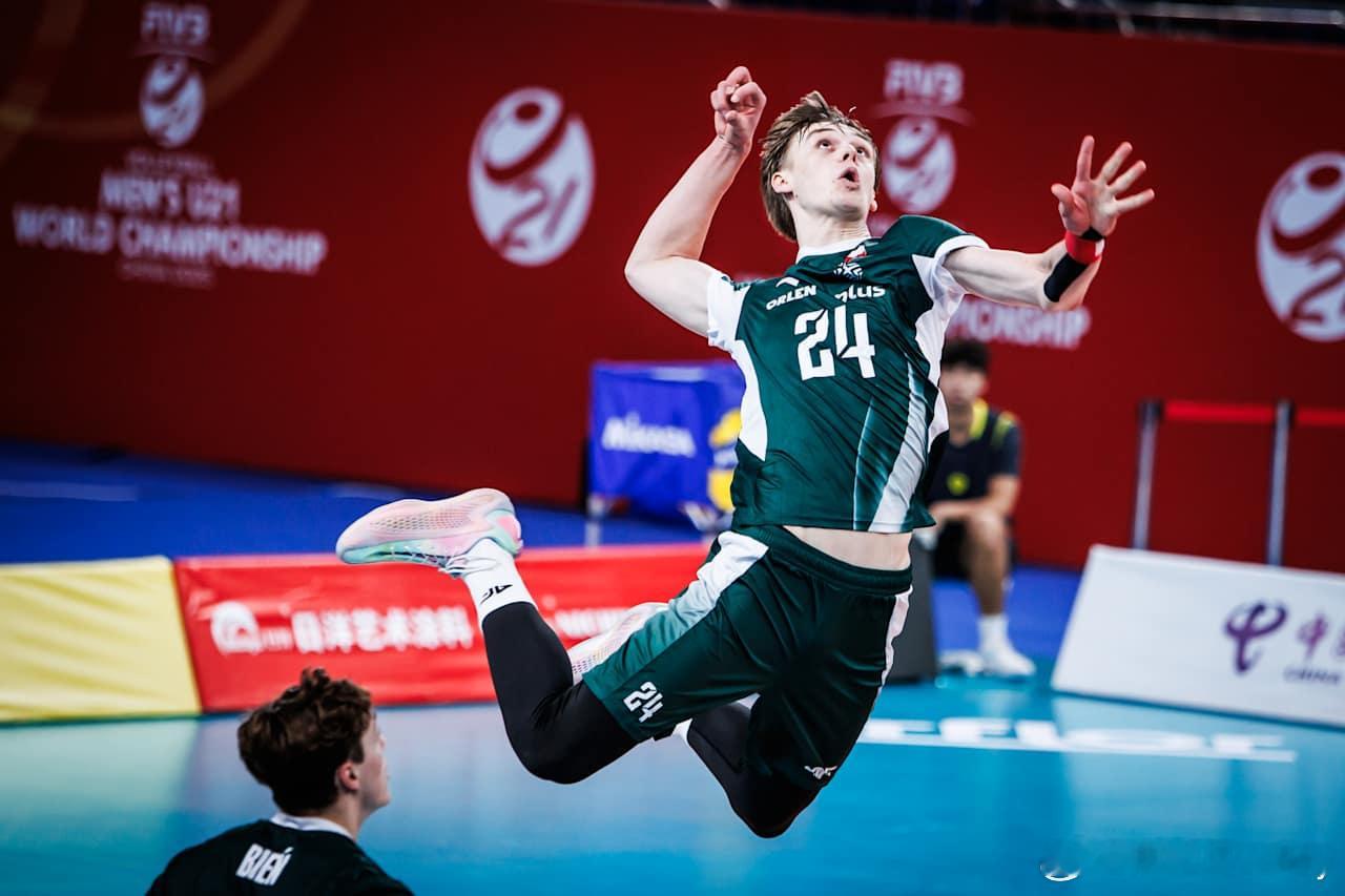 U21波兰男排虽然被捷克淘汰出局，但是接应线年仅19岁身高2米的接应沃伊切赫·加