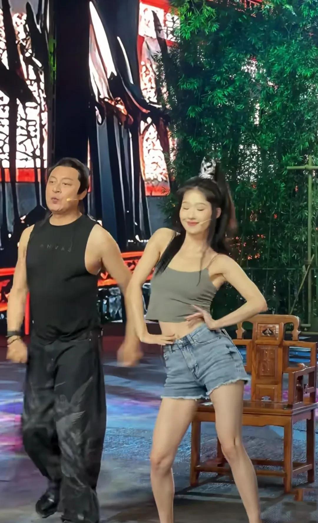 “老年人”再就业确实不容易，钱难赚哈。继上次马景涛中暑，低血糖晕倒后，仍然坚持