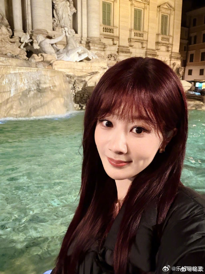 杨紫罗马街头撑伞照杨紫罗马街头撑伞照📸真的拍的太有故事感了呀，完全感受到了电