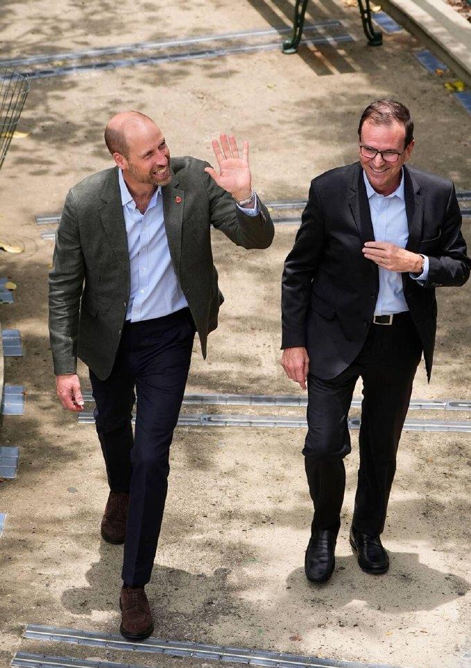 威廉王子独自到访巴西里约热内卢在海滩边他打球玩得很嗨，体力惊人，