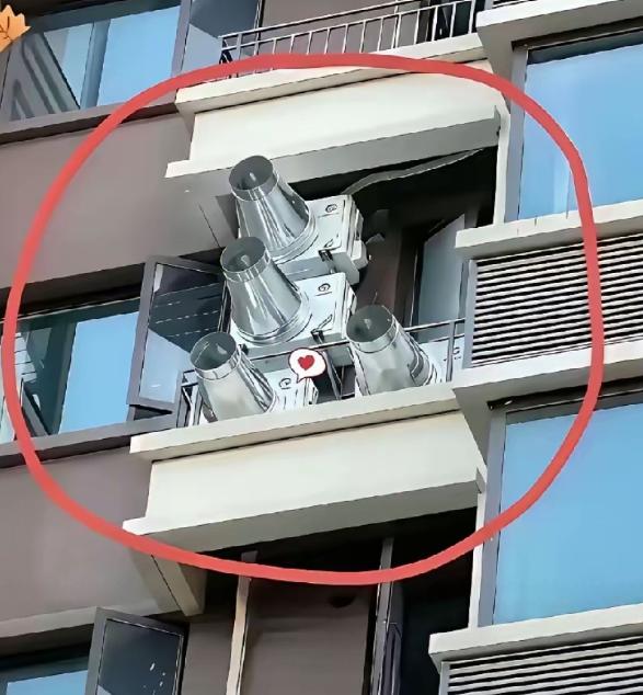 “震惊！”安徽，一男子出差回家，感到家里又闷又热，赶紧推开窗户，突然，看见对面住