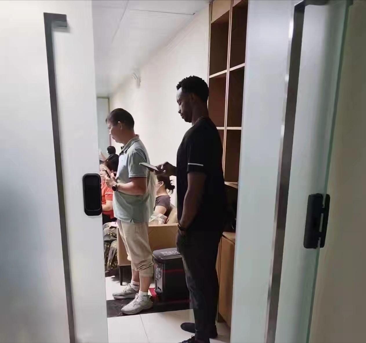 弗格如约而至！有媒体人透露，弗格已经来到东莞，并在工作人员陪同下接受体检。