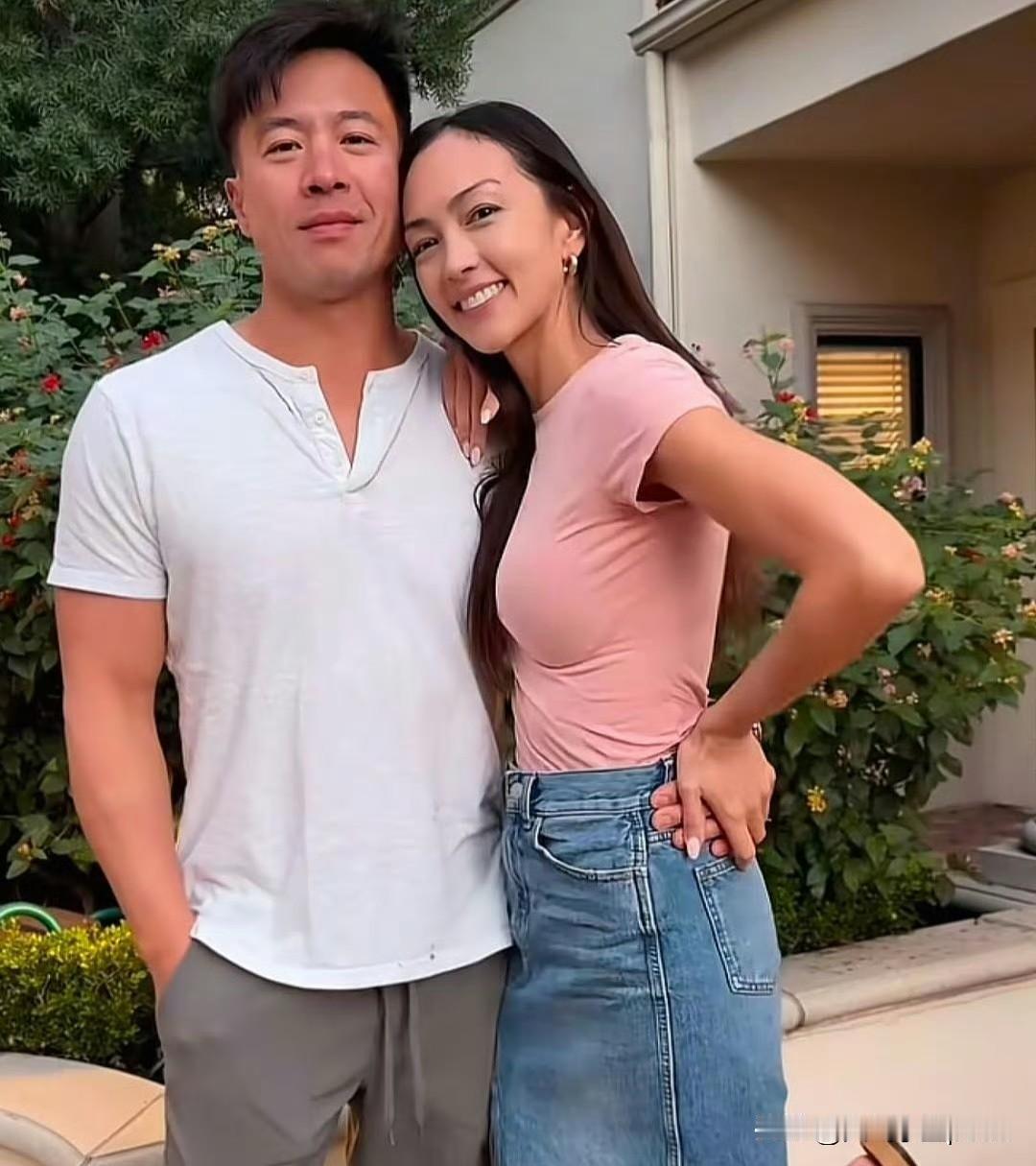 48岁的安志杰状态挺不错，还是那股硬汉+少年感的混合气质。他老婆Jesseca