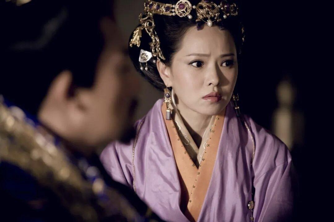 公元215年，曹丕偷偷来到伏皇后的寝宫，突然抱住了皇后，皇后疯狂挣扎，曹丕赶忙捂