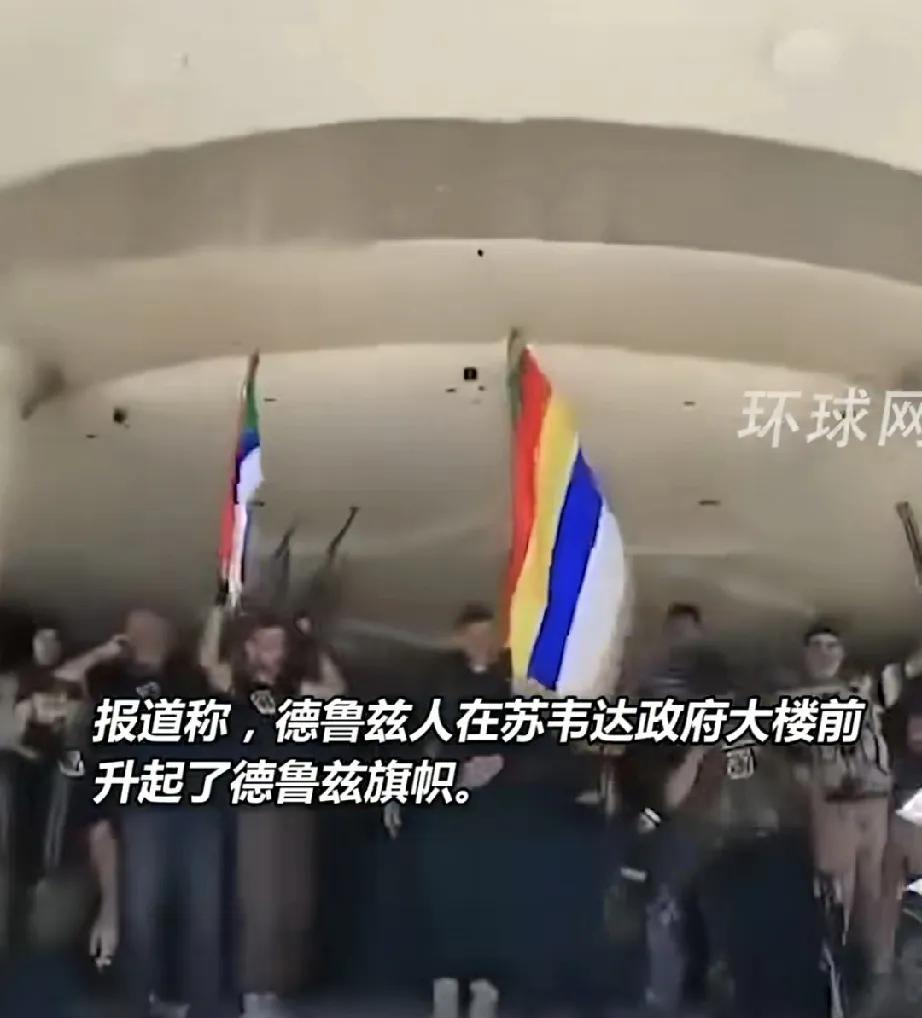 德鲁兹人把旗都插上了，朱拉尼是叙利亚的罪人，巴沙尔在的时候叙利亚有反对武装，但各