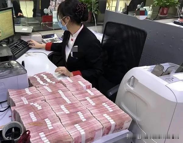 银行这事闹大了！黑龙江，男子准备在银行存上3000万的现金，银行忽悠男子存