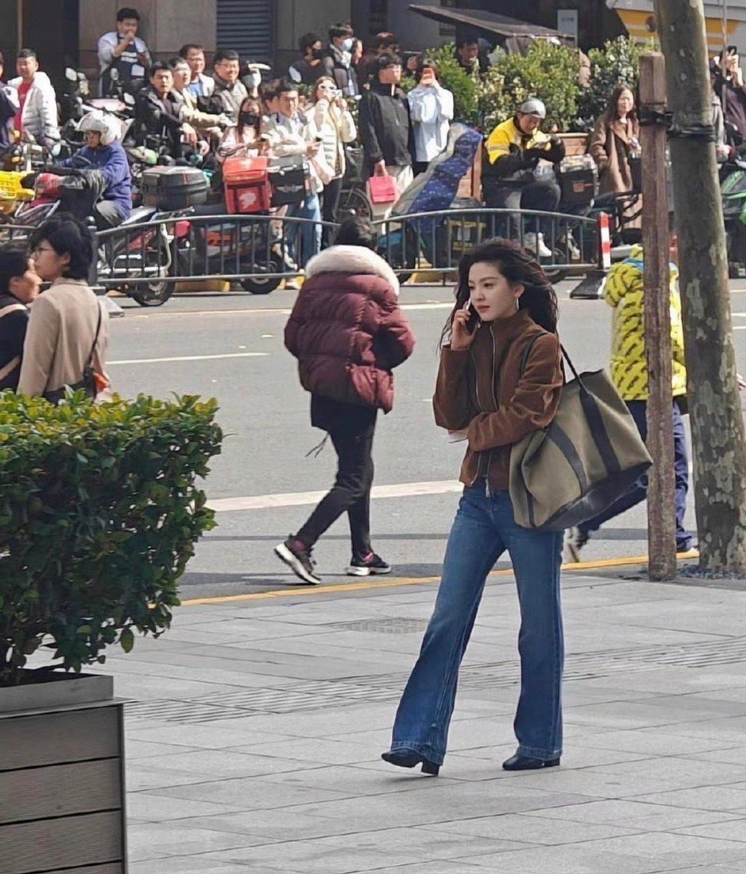 大马路上的章若楠美成这样，怪不得电视机上那么好看