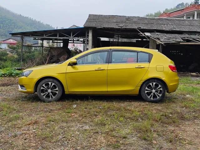 2014的吉利帝豪，手动档。他不嫌我穷，我不嫌他老，越来越开得顺手了！做完年检