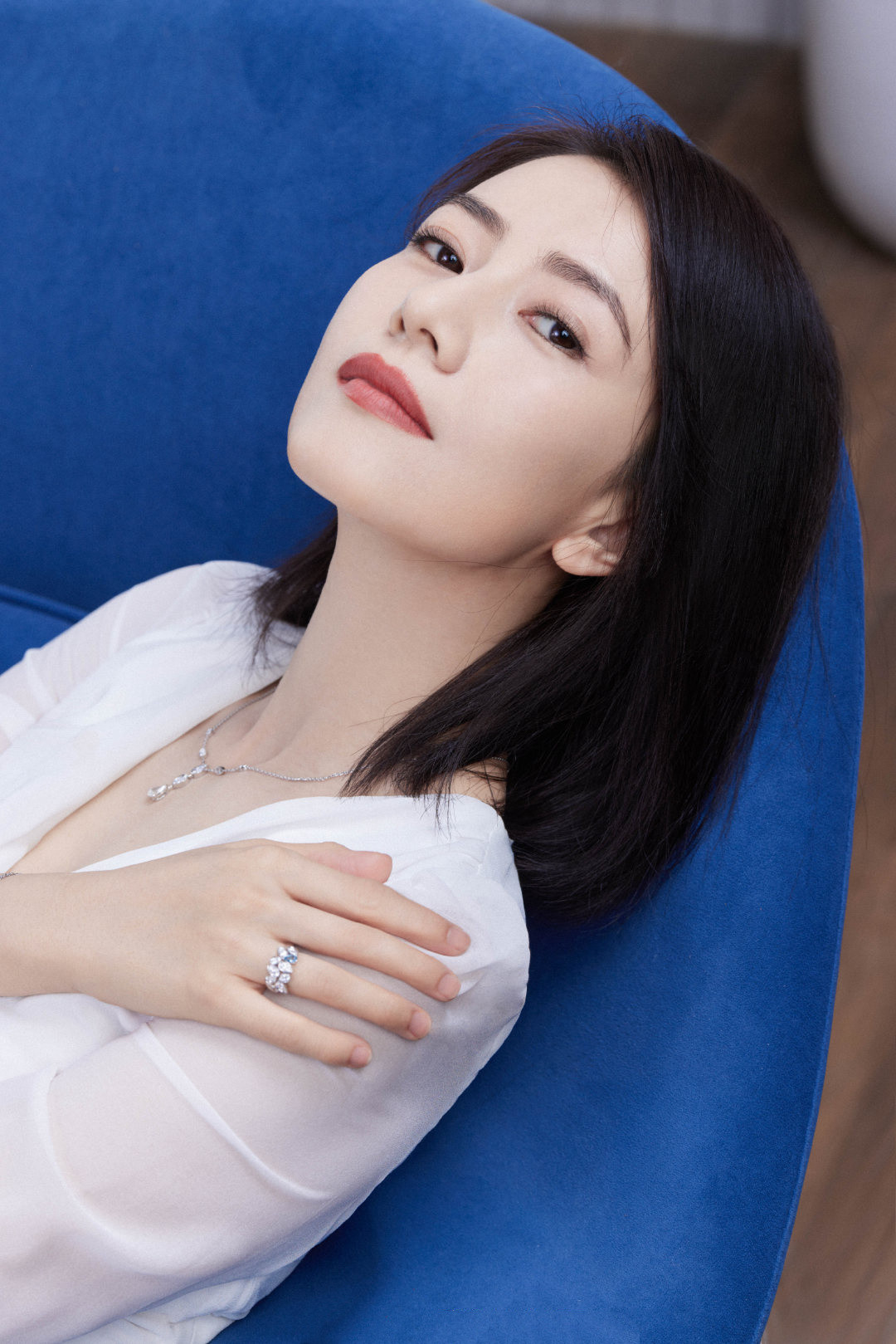 看到姐姐这组清清爽爽的大片，一下子就被戳中了那种温柔又松弛的气质，干净又耐看！然