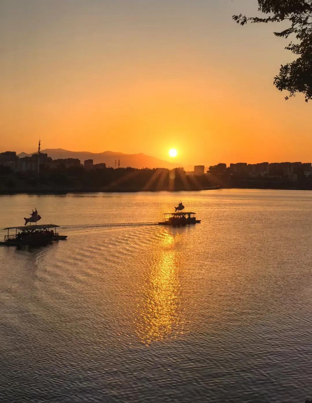 新安江黄昏，落日铄金！