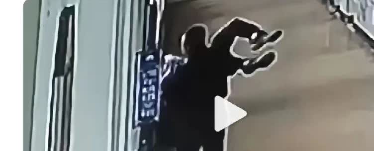 我是一个老教师，说句良心话，如果这个学生拿着喷水枪朝着我脸上喷水，我肯定会打他。