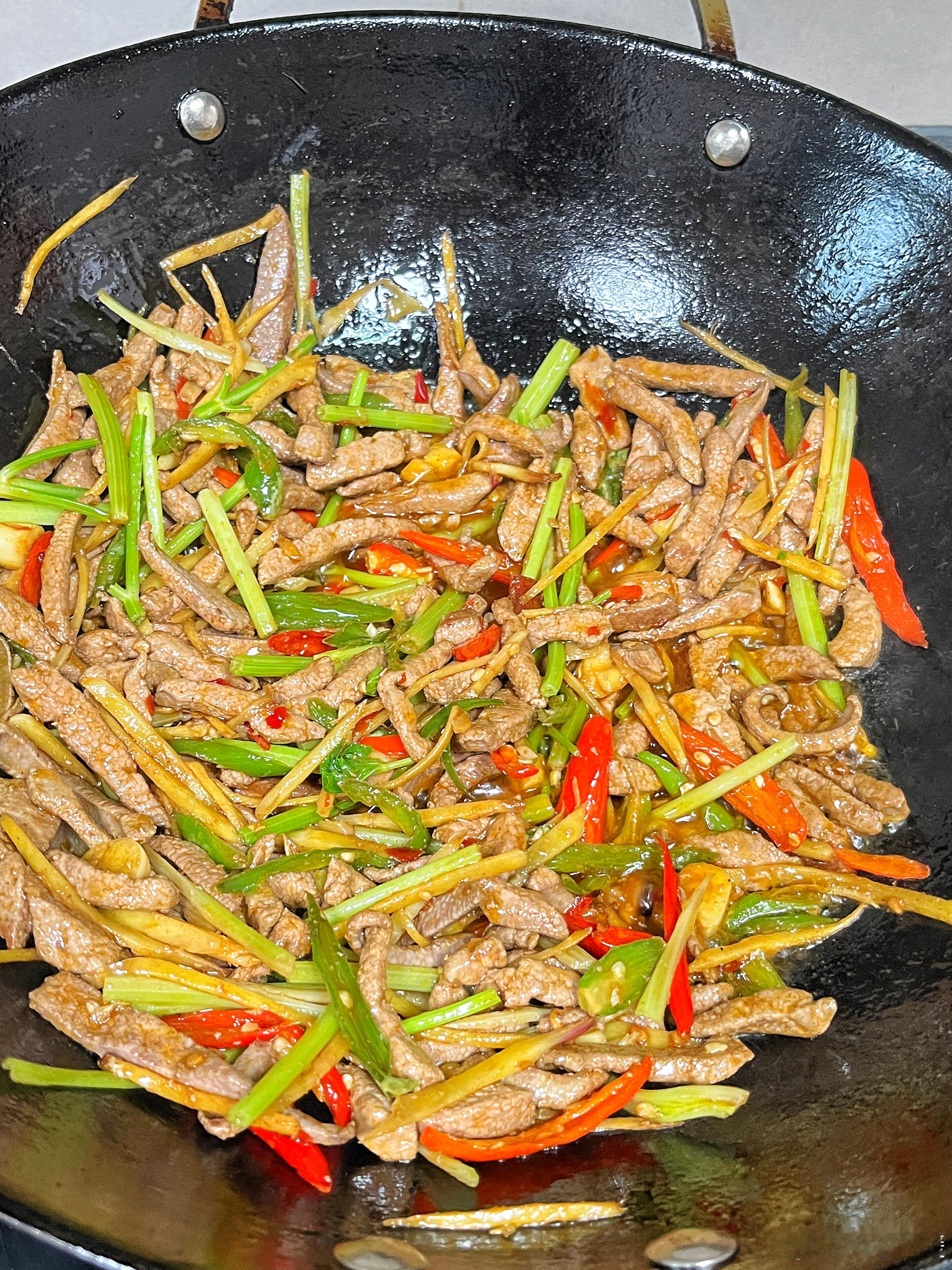 巨好吃的江湖菜火爆猪肝，赶紧学起来！偶然在一家江湖菜馆尝到火爆猪肝，瞬间被那美味