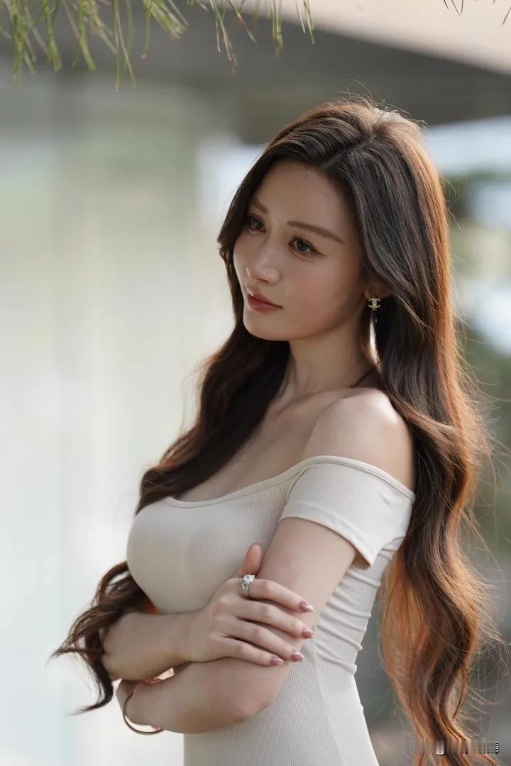 优雅女神，温柔微笑，自然光下更显动人。女神敏敏