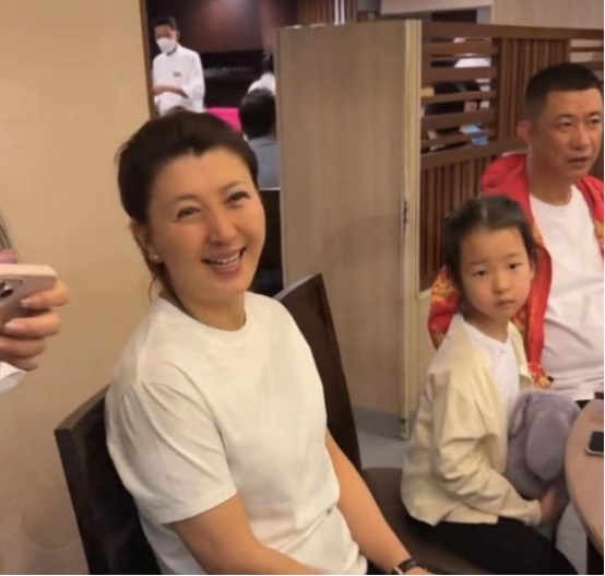 2015年，闫学晶和相爱十多年的丈夫林越离婚，不久后就嫁给马卫东，但是让他没想到