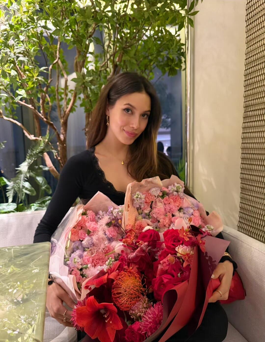 谷爱凌去德云社听相声了谷爱凌现身德云社听相声，和妈妈一起低调看演出，被认出也很随