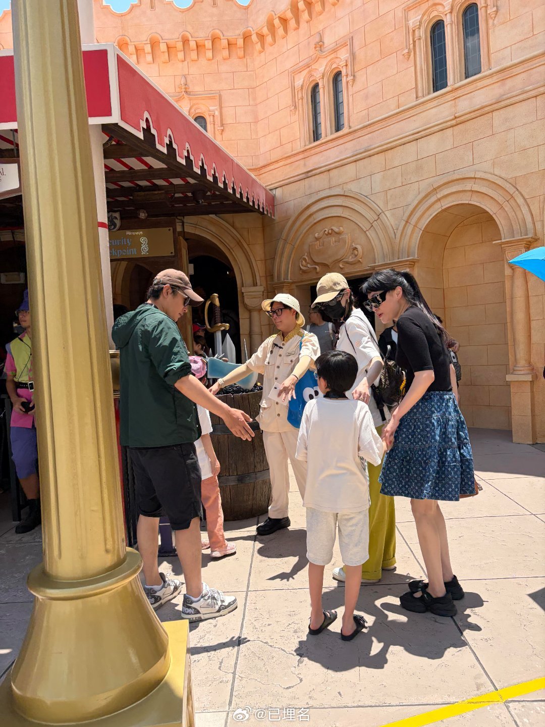 网友新加坡环球影城偶遇唐嫣罗晋一家三口游玩，喷离婚的？打脸了这不挺好！