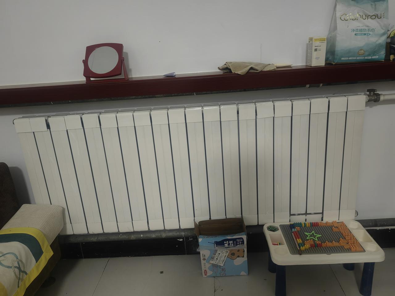 我们村实行燃气供暖好几年了，可有的人家又改成烧煤取暖了。一般的家庭，烧两吨煤足