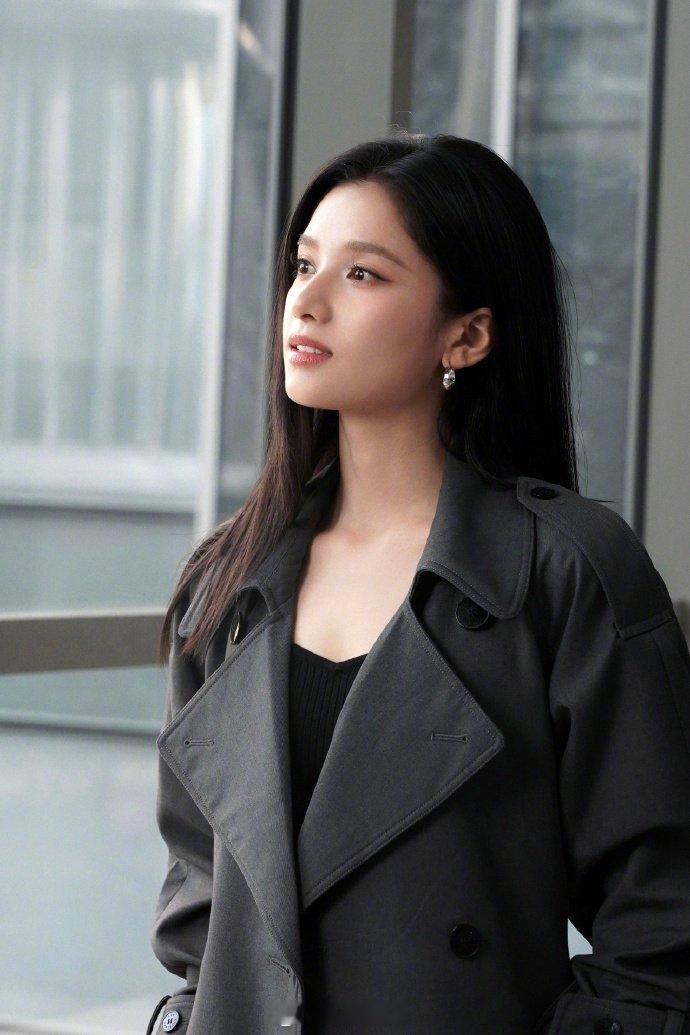 张婧仪冷都女婧仪女神的冷都女适配度满分！自带生人勿近的清冷气场，线条利落的造型