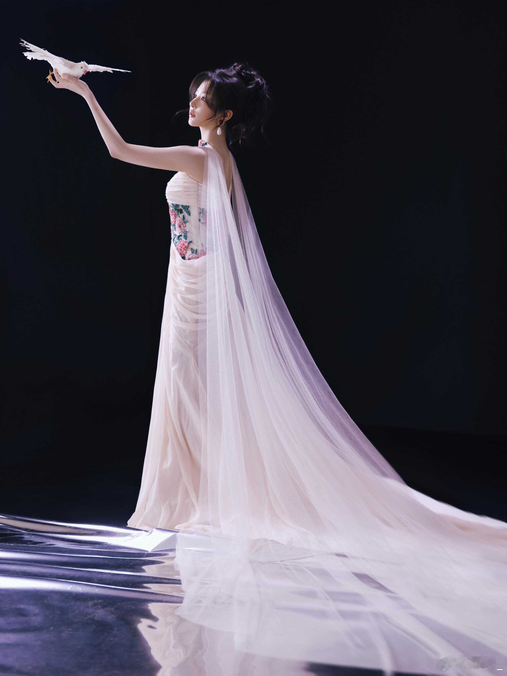 孔雪儿媚眼抛给我看花仙子造型的孔雪儿太绝了！媚眼流转勾人心弦，宛如香香软软的